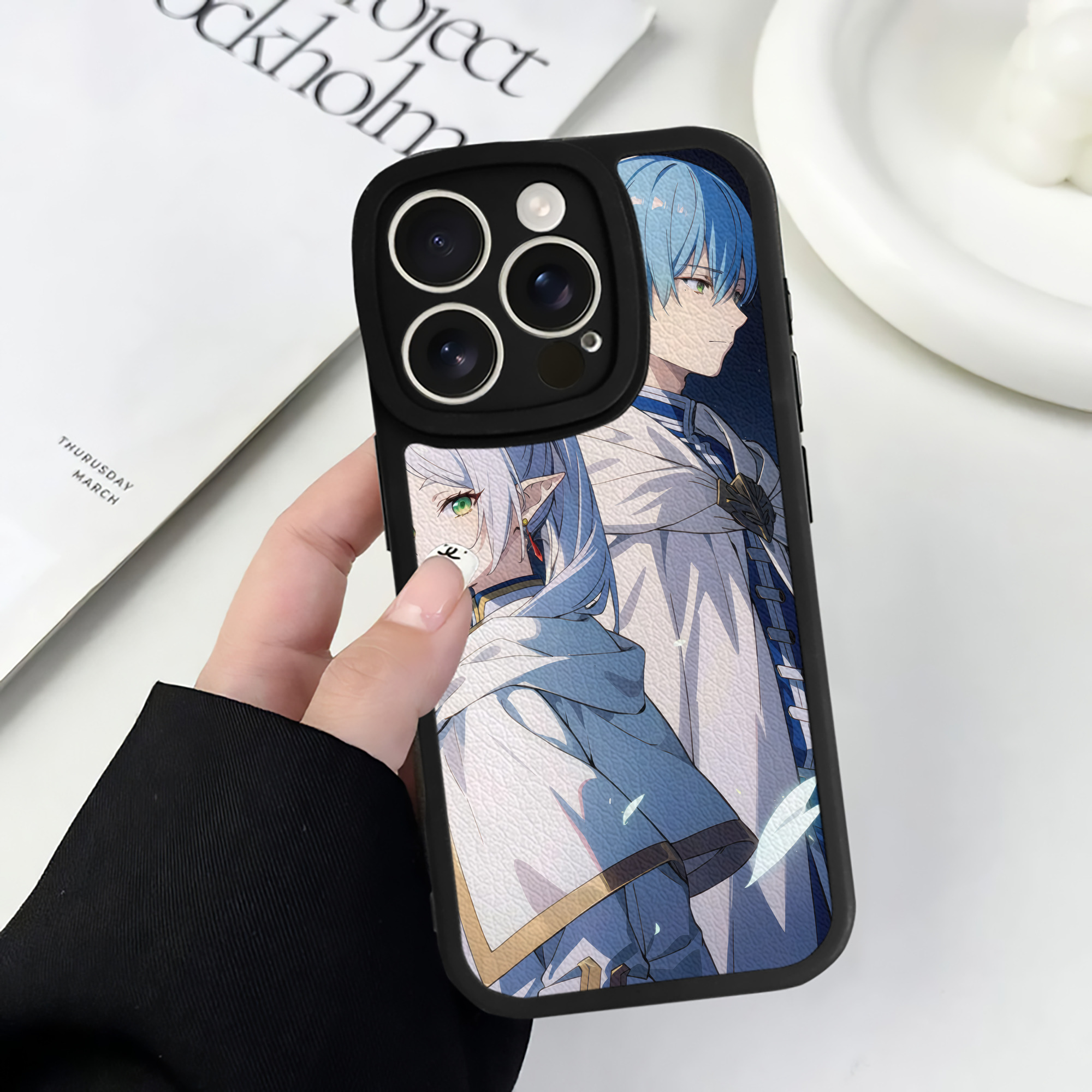 （画像用） 葬送のフリーレン Frieren 【iPhone 16シリーズ対応】シリコンスマホケース（レザー調） 材質：シリコン